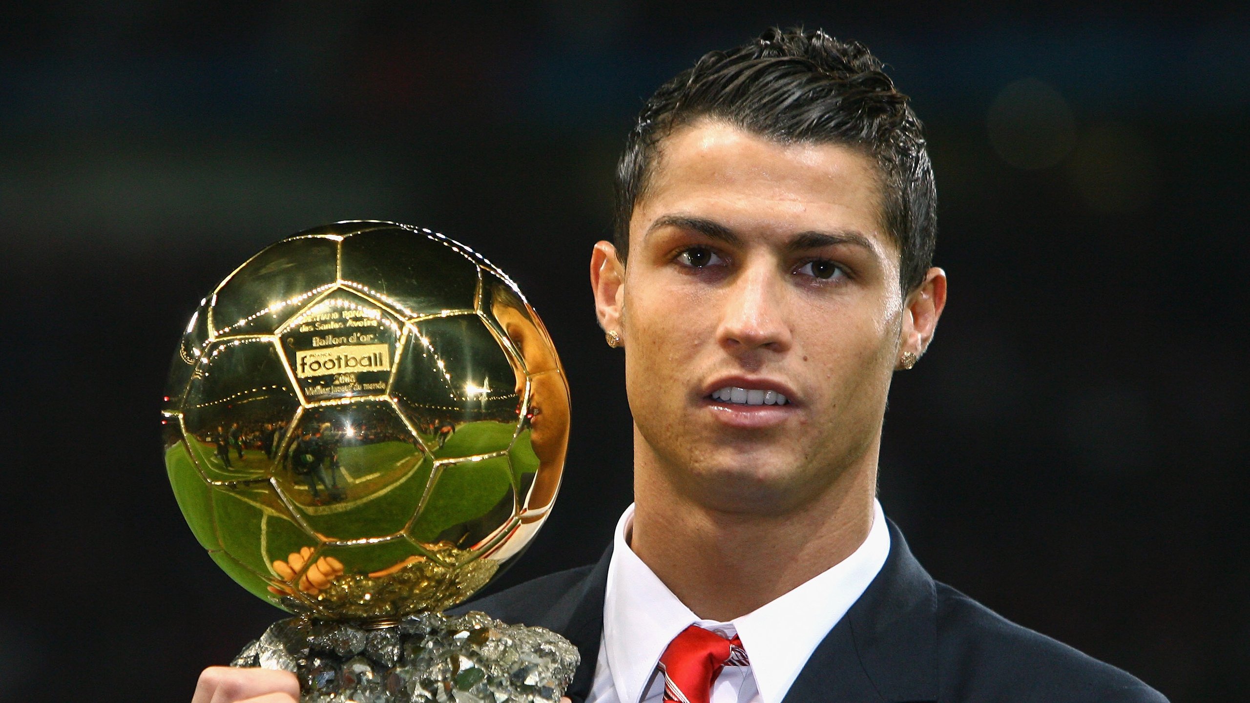 米兰全站APP正式版下载-英超比赛中裁判吹罚尺度对战术执行的微观影响,足球裁判吹一场比赛多少钱